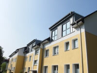 Mehrfamilienhausaufstockung in Düsseldorf, Dachgauben-Stehfalz-Dacheindeckung, Betondachsteine